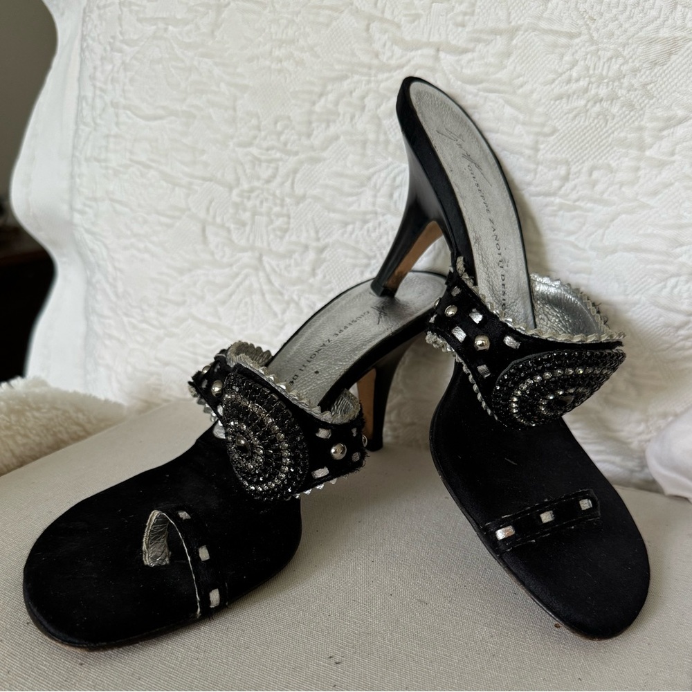 Giuseppe Zanotti - Black and bejeweled with toe loop and kitten heel sandals. - Picture 9 of 16